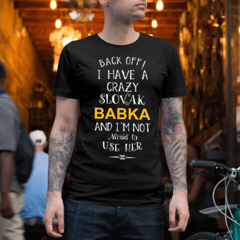Muž v čiernom tričku s nápisom I have a crazy Slovak babka